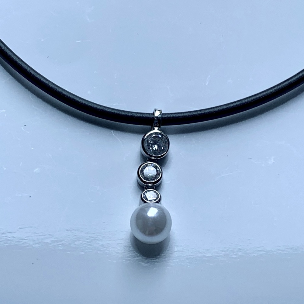 🗝️ Genuine Cubic Zirconia with Faux Pearl Pendant on a Faux Black Leather Rope - Picture 3 of 8